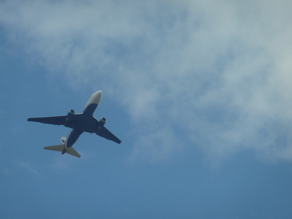青空を飛ぶ旅客機のイメージ